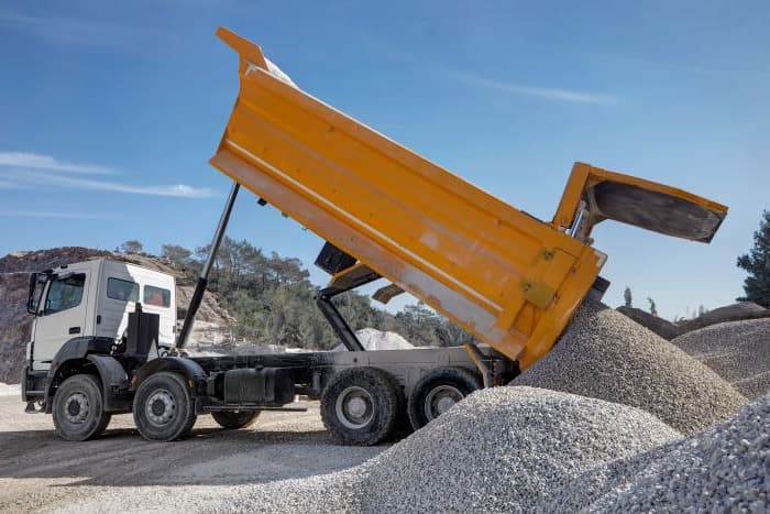 Camion benne déchargeant des granulats